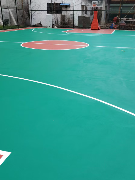 前进 球场长期使用易出现地面开裂